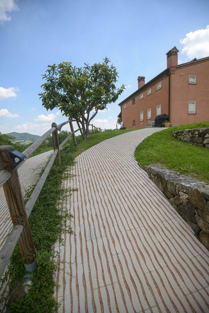 La pavimentazione drenante Grigliato Dune per villa privata a Galzignano Terme - 2