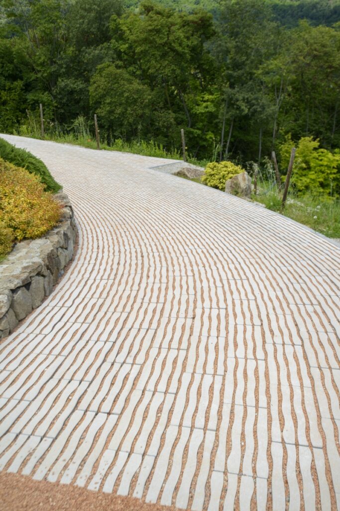 La pavimentazione drenante Grigliato Dune per villa privata a Galzignano Terme - 3